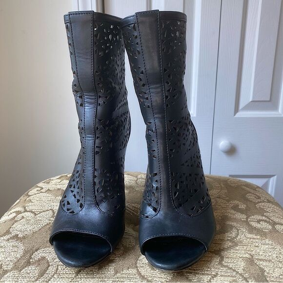 Rachel Roy Leather Laser Cut Peep Toe Ankle Bootie sz 8 - Picture 1 of 9